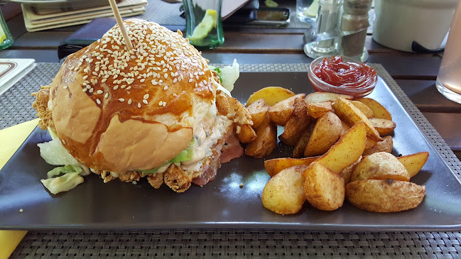 Opinii despre Intro café & Restaurant în Pápa - Vendéglátás