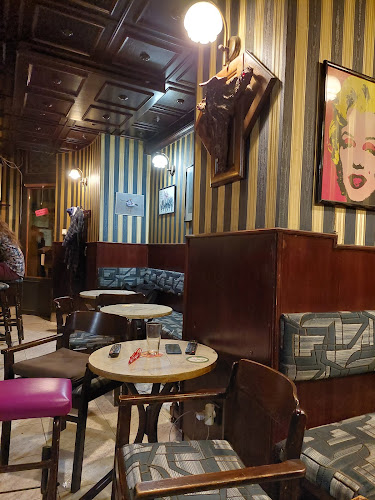 Opinii despre Madrigál Café Drink Bár în Budapest - Vendéglátás