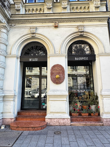 Budapest, Hold u. 3, 1054