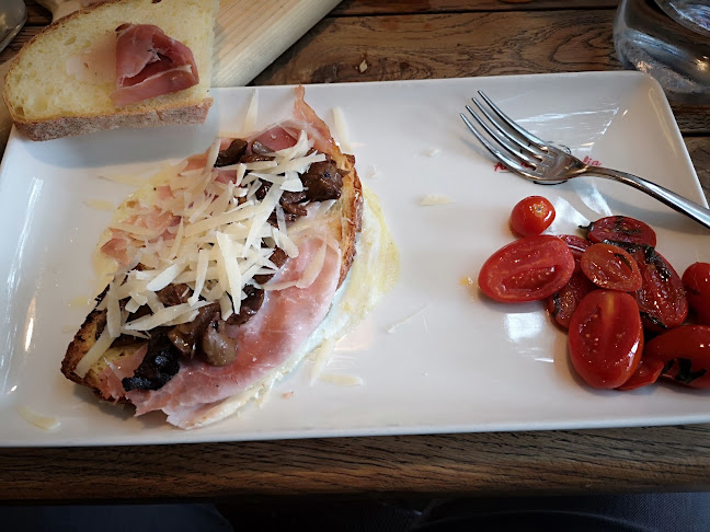 Budapest, Szent István tér 12, 1051