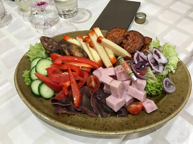 Göbölös vadászház és étterem - Vendéglátás