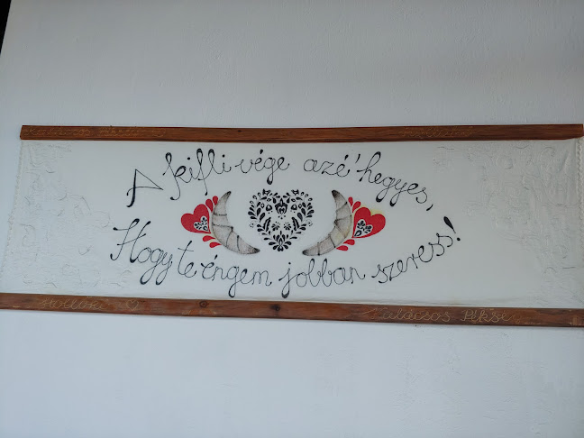 Opinii despre Kalácsos pékség ,Sercli és Paradicsom în Hollókő - Vendéglátás