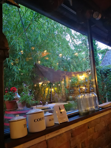 Comentarii opinii despre Rozmaring Kiskert Vendéglő és Pizzéria