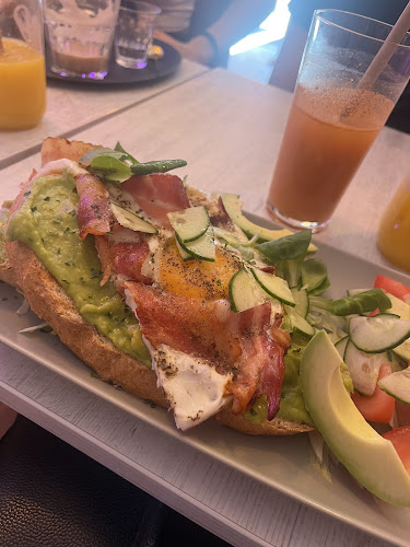 Opinii despre Süti Café în Dunakeszi - Vendéglátás