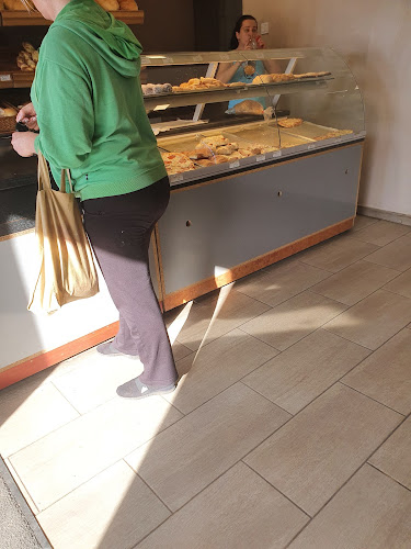 Opinii despre Fóti Pékség în Fót - Vendéglátás