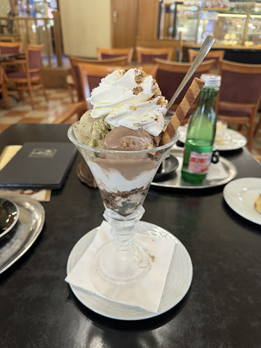 Opinii despre Központi Kávéház Szamos Cukrászda în Esztergom - Vendéglátás