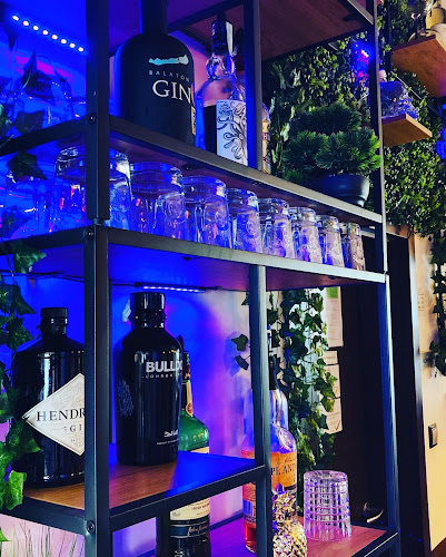 Adam's Kávézó, Étel- és Koktélbár