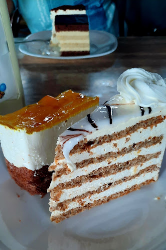 Opinii despre Aréna cukrászda în Pincehely - Vendéglátás