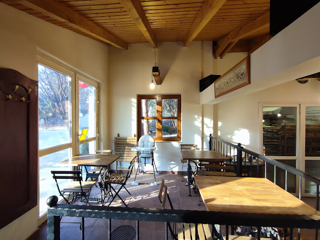 Opinii despre Pátyi Kovászda Kézműves Pékség, Cukrászat és Reggeliző în Páty - Vendéglátás