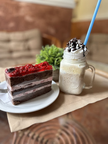 Opinii despre Jutka Cukrászda és Fagyizó în Csót - Vendéglátás