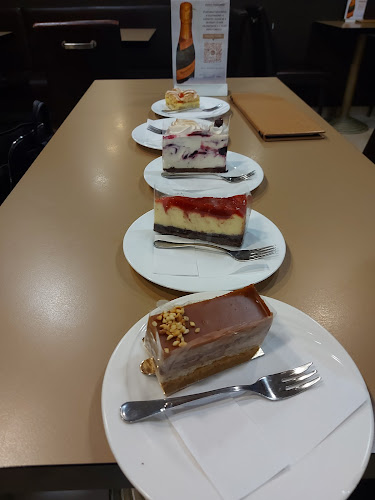 Opinii despre Cziniel Cukrászda és Találkozóhely în Budapest - Vendéglátás