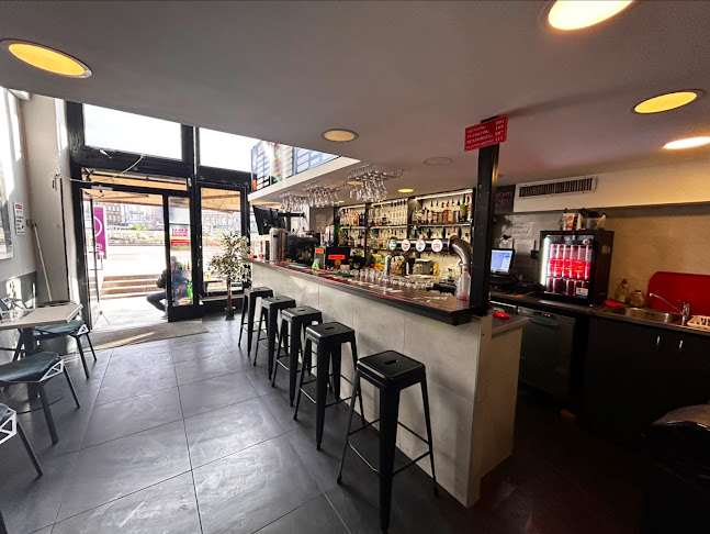 Opinii despre Piros Hetes presszó în Budapest - Vendéglátás