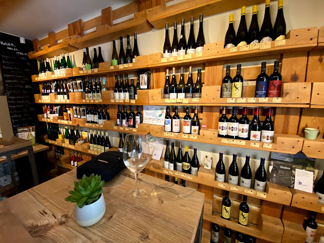 Opinii despre KisBécs Borbár Borbolt Kávézó Reggeliző în Budapest - Vendéglátás