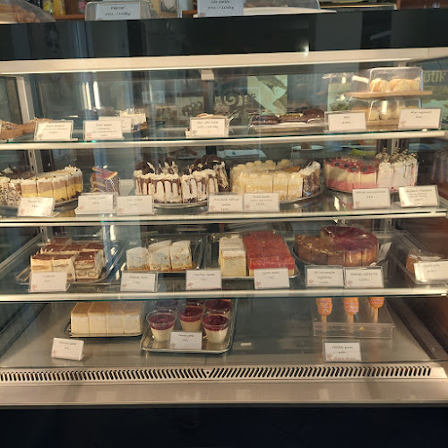 Opinii despre Rozmaring Cukrászda és Kávézó în Mezőkövesd - Vendéglátás