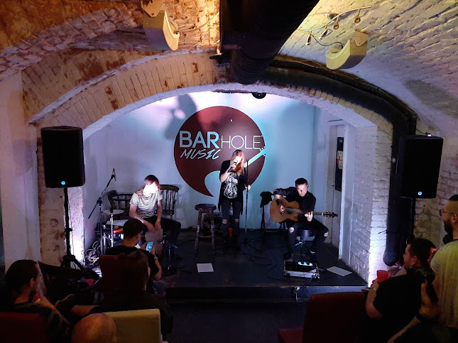 Opinii despre BARhole Music în Budapest - Vendéglátás