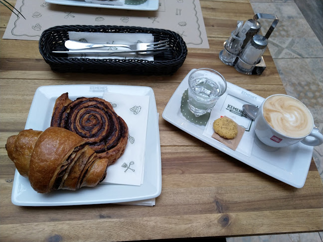 Comentarii opinii despre Kemenes Cukrászda és Bisztró Vámház krt.