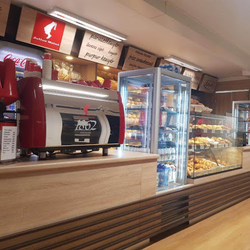 Opinii despre Lipóti Pékség Galéria Center în Mosonmagyaróvár - Vendéglátás