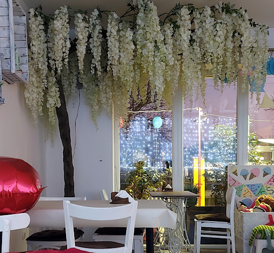 Opinii despre Mesi Cukrászda în Szeged - Vendéglátás