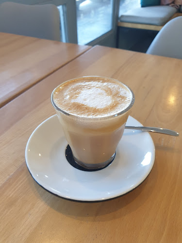 Opinii despre Presso - Coffe And More în Baja - Vendéglátás