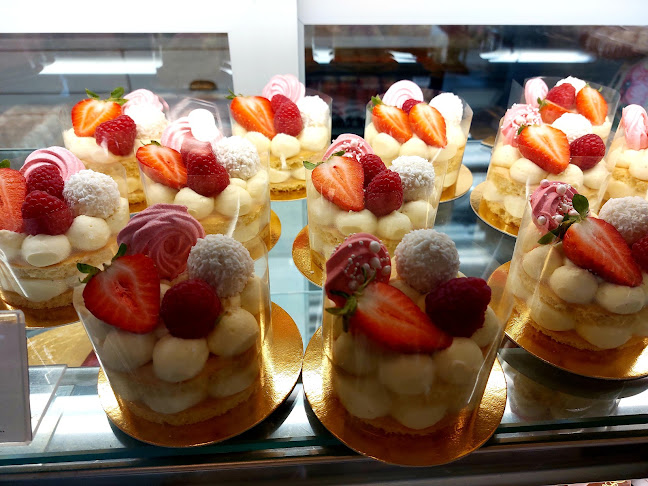 Opinii despre Magnólia Cukrászda în Üröm - Vendéglátás