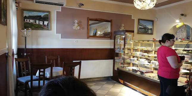 Piramis Cukrászda - Vendéglátás