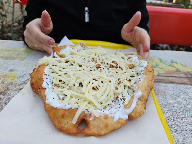 Opinii despre Hoppá ! lángos- büfé în Pilismarót - Vendéglátás