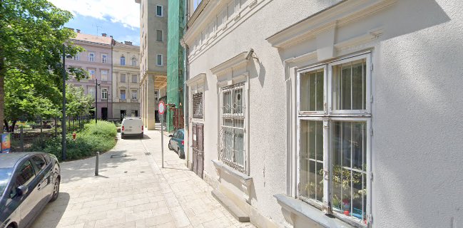 חנות יין ומרכז קניות קטן