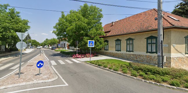 Tücsi-süti cukrászda